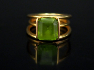 Vente aux enchères 	Bague en or jaune, sertie en son centre d’un quartz. Jolie monture tr