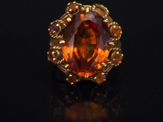 Vente aux enchères Importante bague en or jaune, sertie en son centre d'un quartz, entour
