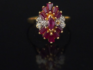 Vente aux enchères Bague en or jaune de forme stylisée, sertie de rubis calibrés et petit