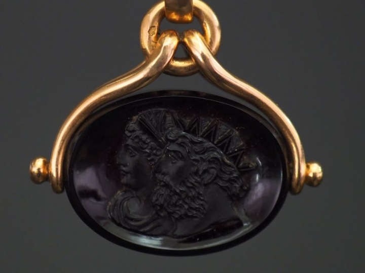 Pendentif en or jaune, sertie en son centre d'un camée pierre dure amo