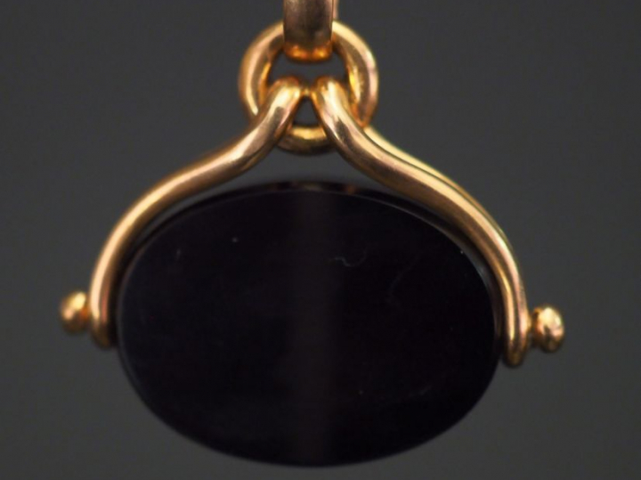 Pendentif en or jaune, sertie en son centre d'un camée pierre dure amo