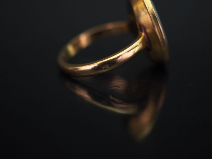	Bague Napoléon III en or jaune, sertie en son centre d’une miniature 