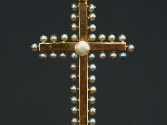 Pendentif Napoléon III en forme de croix en or jaune, à décor sur les 