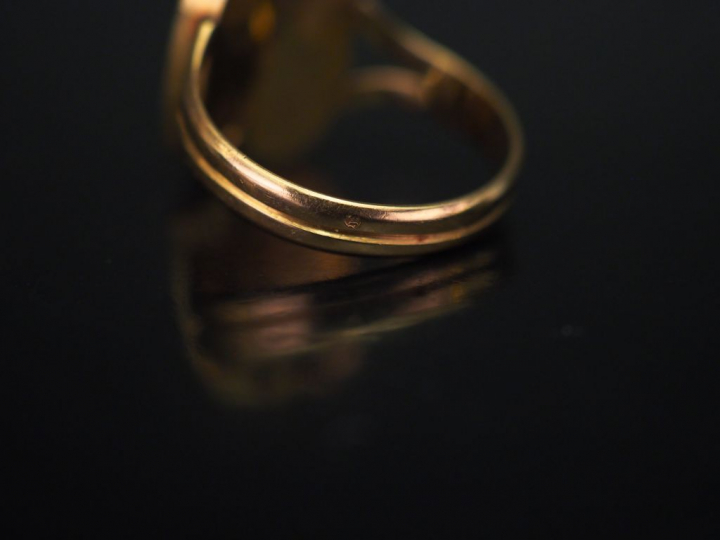 Bague Napoléon III en or jaune, à décor de deux miniatures figurant de