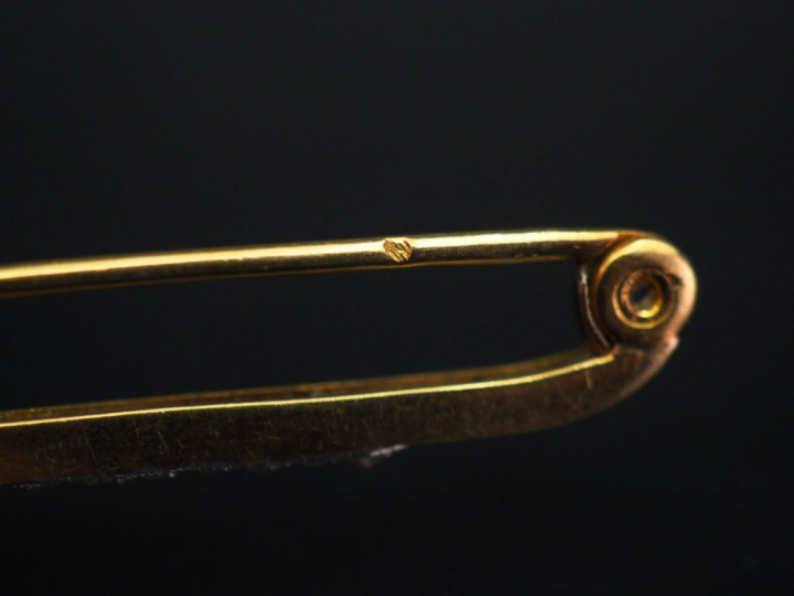 Broche barrette Napoléon III en or jaune, sertie en son centre d'une p