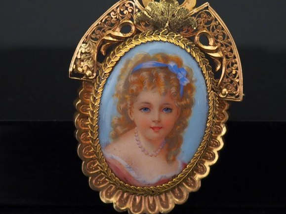 Broche Napoléon III de style Louis XVI en or jaune, sertie en son cent