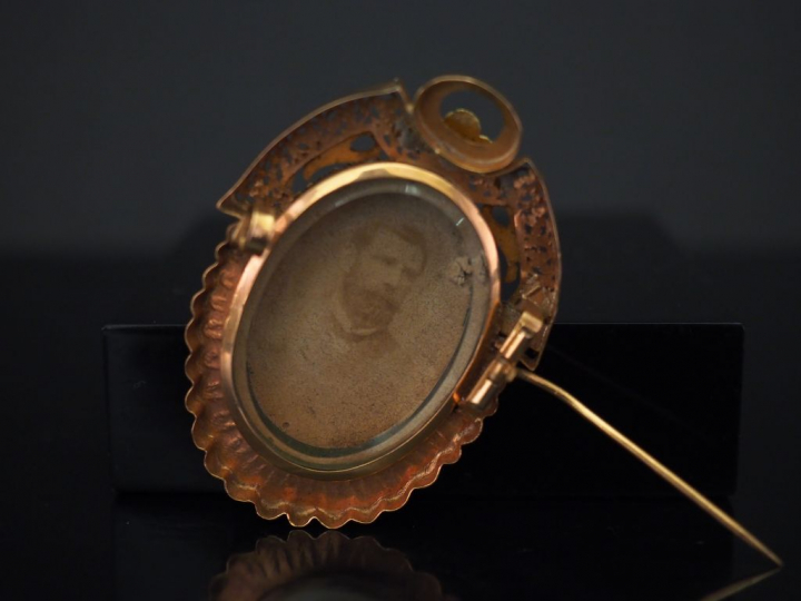 Broche Napoléon III de style Louis XVI en or jaune, sertie en son cent