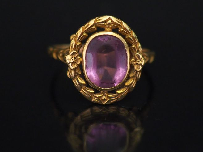 Bague Napoléon III en or jaune, sertie en son centre d'une améthyste (
