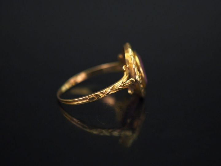 Bague Napoléon III en or jaune, sertie en son centre d'une améthyste (