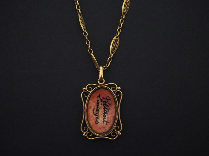 Collier en or jaune, maillons ovales à décor filigranés, orné d'un pen