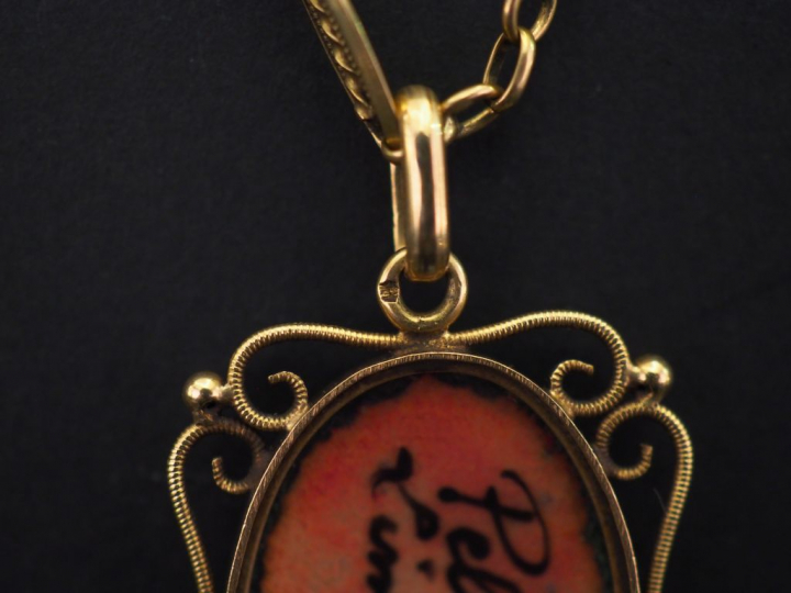 Collier en or jaune, maillons ovales à décor filigranés, orné d'un pen