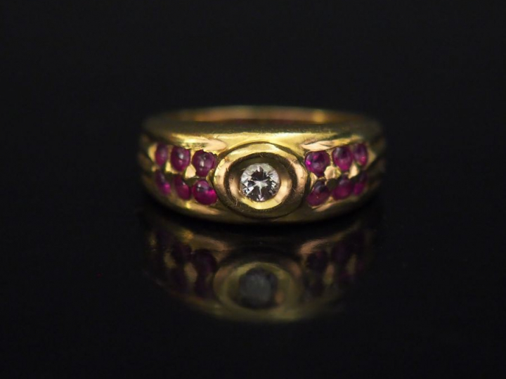 	Bague jonc en or jaune, sertie en son centre d’un petit diamant taill