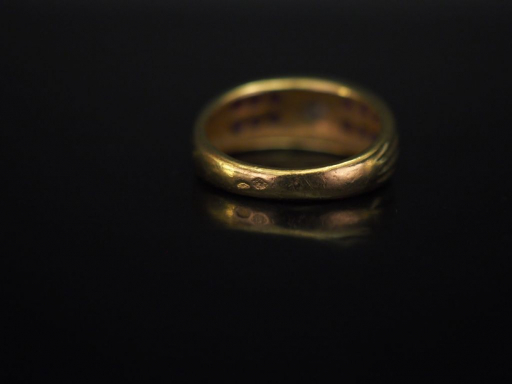 	Bague jonc en or jaune, sertie en son centre d’un petit diamant taill
