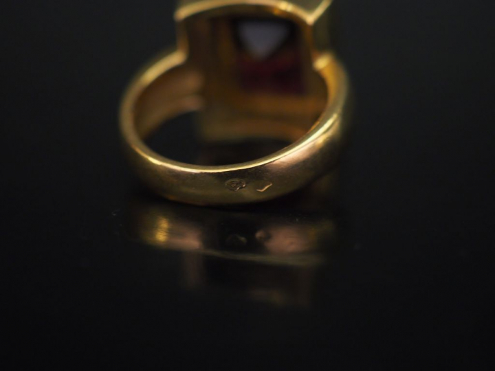 	Bague moderne en or jaune, sertie en son centre d’une pierre bicolore