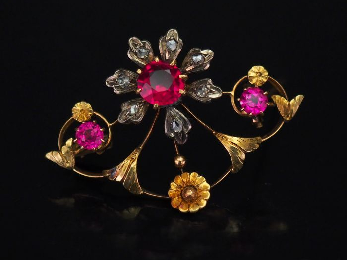 Broche de style Art Nouveau en or jaune, à décor ajouré de rinceaux fe