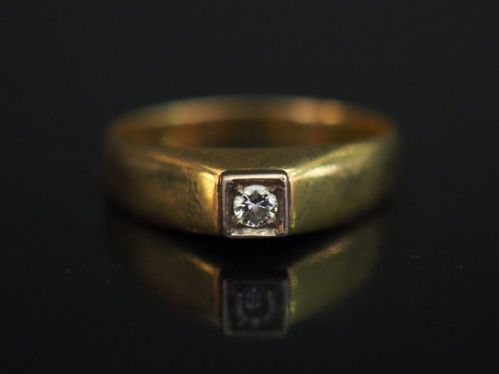 Bague en or jaune, sertie en son centre d'un petit diamant. TDD. 51 Po