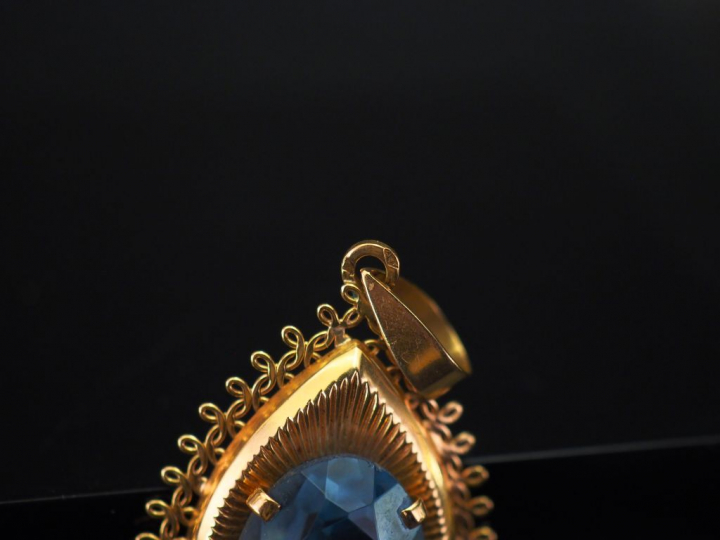 Pendentif en or jaune en forme de goutte, serti en son centre d'un qua