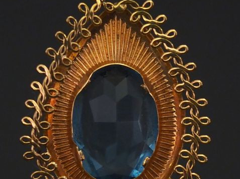 Pendentif en or jaune en forme de goutte, serti en son centre d'un qua