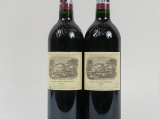 Vente aux enchères 2 BOUTEILLES CHÂTEAU LAFITE ROTHSCHILD 1er GCC PAUILLAC - 2001 - 1 ETL