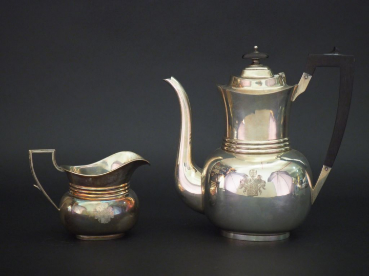 Théière et pot à lait en argent étranger, à décor de trois filets moul