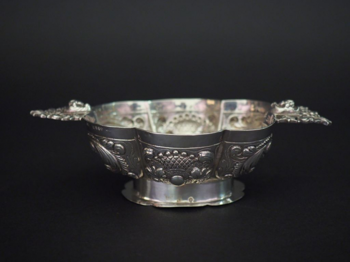 Coupe de mariage sur piédouche polylobé en argent étranger, à décor de