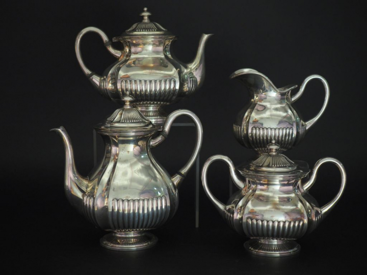 Service à thé et à café en argent étranger, à décor de godrons. Compre
