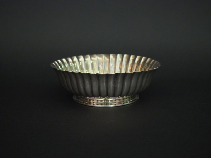 Petite coupe sur piédouche de forme évasée en argent 800, à décor de g