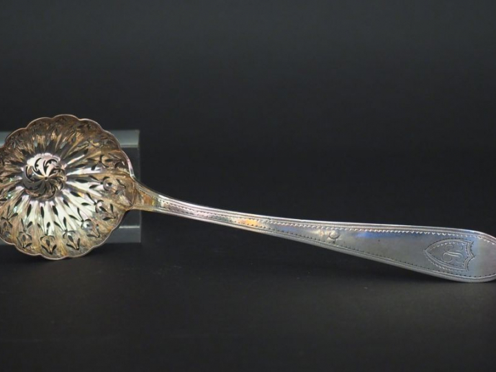Cuillère à saupoudrer en argent, poinçon au Coq, à décor de blason mon