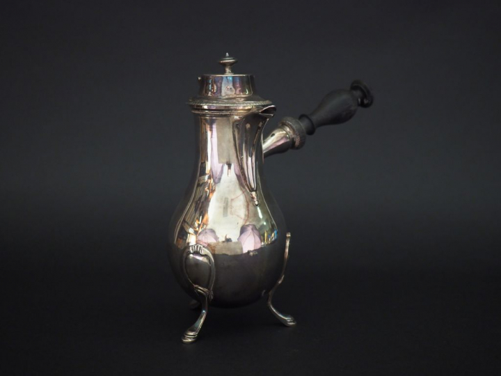 	Verseuse tripode de style Louis XV en argent, poinçon au Coq.  Bec ve