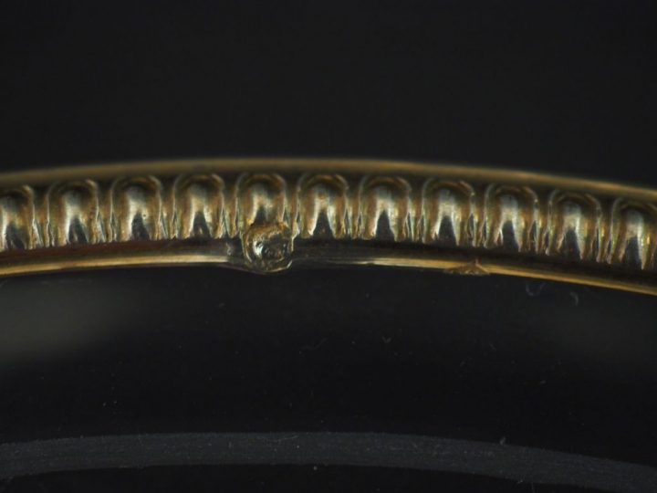 Paire d'assiettes en cristal gravé de branchage et de fleurs et argent