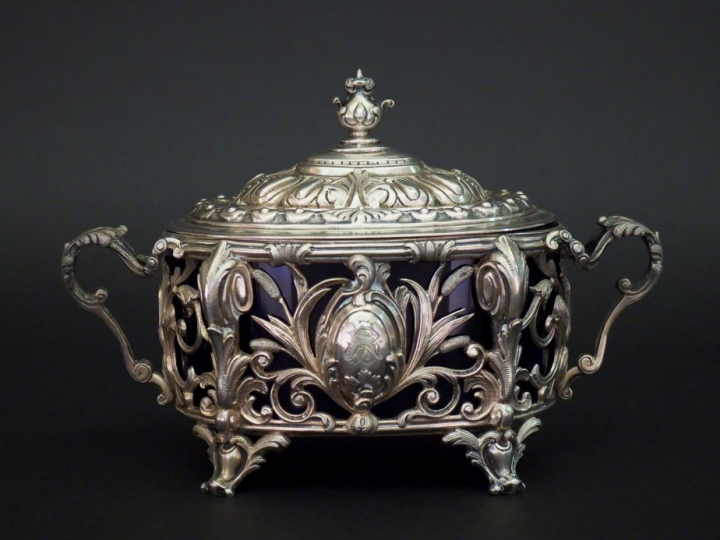 Sucrier Napoléon III de style Louis XV en argent, poinçon Minerve, déc