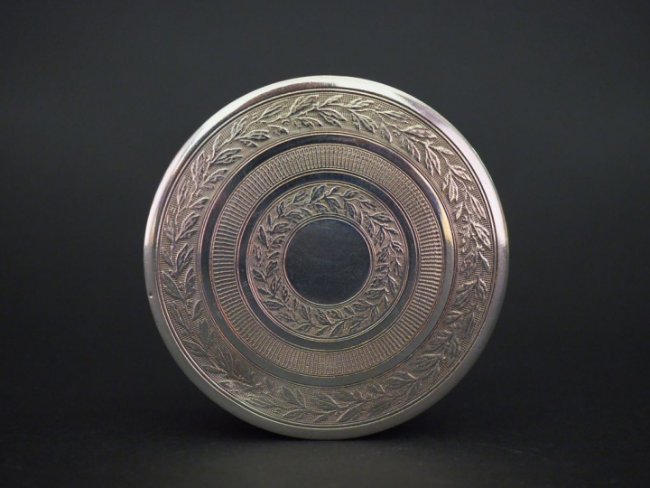 Boite ronde de style Louis XVI en argent, poinçon Minerve, à décor de 
