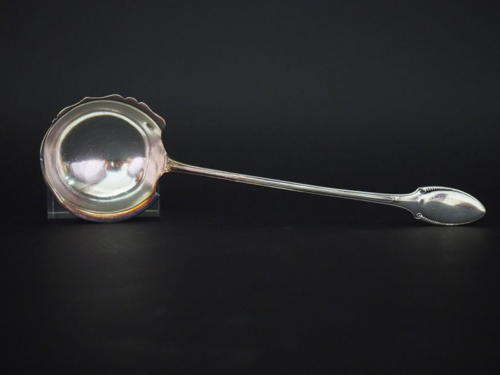 	Louche à crème de style Louis XVI en argent, poinçon Minerve, à décor