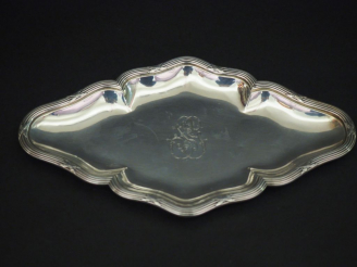 Vente aux enchères Présentoir à hors d'œuvre de style Louis XVI en argent, poinçon Minerv