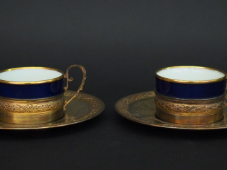 Vente aux enchères Paire de tasses et leur sous-tasses de style Louis XVI en vermeil, poi