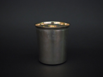 Vente aux enchères Timbale de forme légèrement évasée à fond plat en argent, poinçon Mine