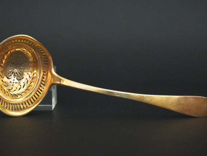 Cuillère à saupoudrer en vermeil, à décor de branchage.  Long. 22,5 cm