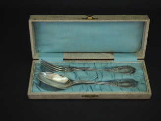 Vente aux enchères Couvert de naissance de style Louis XVI en argent, poinçon Minerve. Gr