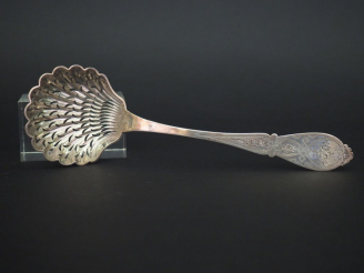 Vente aux enchères Cuillère à saupoudrer en argent, poinçon Minerve, à décor de fleurs et