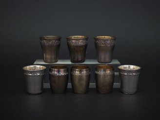 Vente aux enchères Ensemble comprenant :  - une suite de trois verres à liqueur de style 