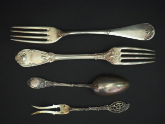 Vente aux enchères Ensemble comprenant :  - une cuillère à dessert de style Art Nouveau e
