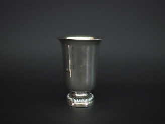 Vente aux enchères Timbale de forme tulipe sur piédouche en argent uni, poinçon au Coq.  