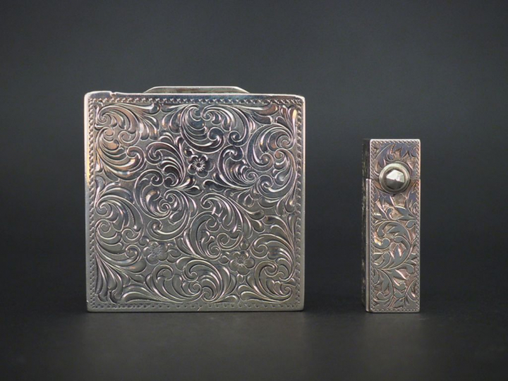 Un nécessaire de toilette en argent, à décor de rinceaux feuillagés. C