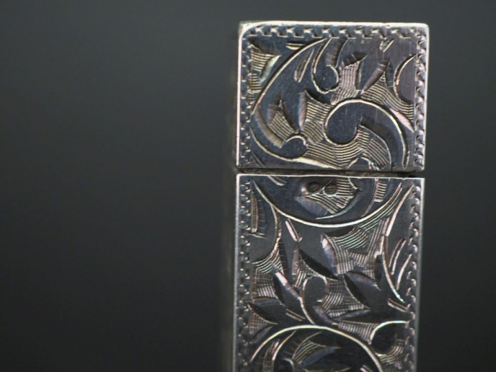 Un nécessaire de toilette en argent, à décor de rinceaux feuillagés. C