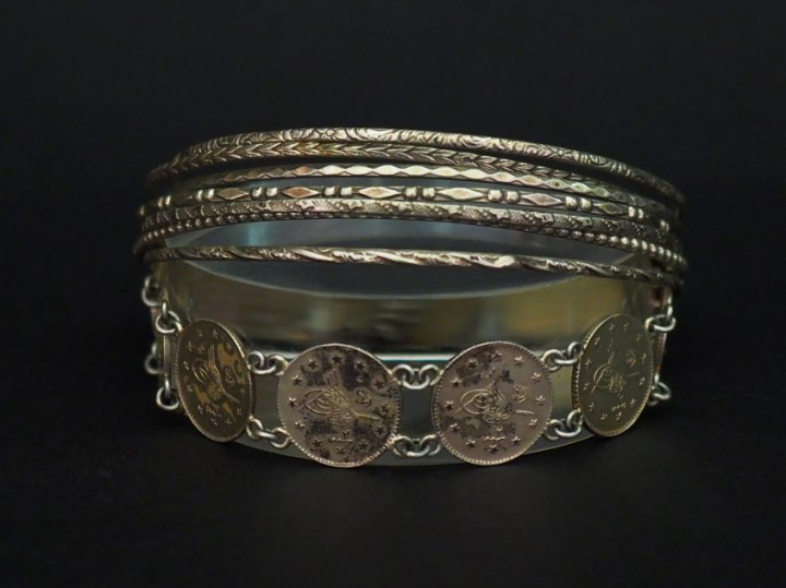 Ensemble comprenant :  - un bracelet articulé en argent serti onze pet