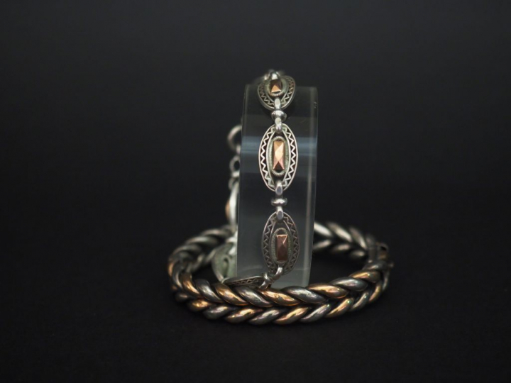Ensemble comprenant :  - un bracelet jonc en argent et vermeil, maile 