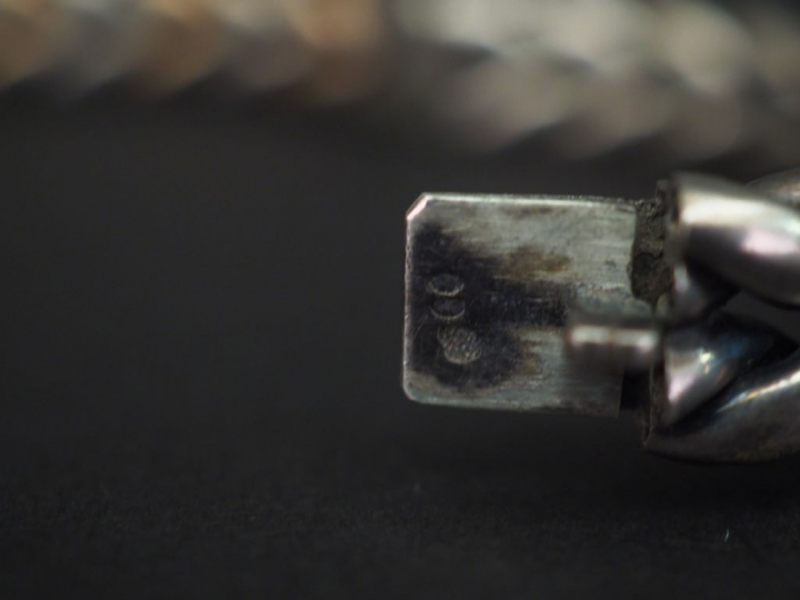 Ensemble comprenant :  - un bracelet jonc en argent et vermeil, maile 