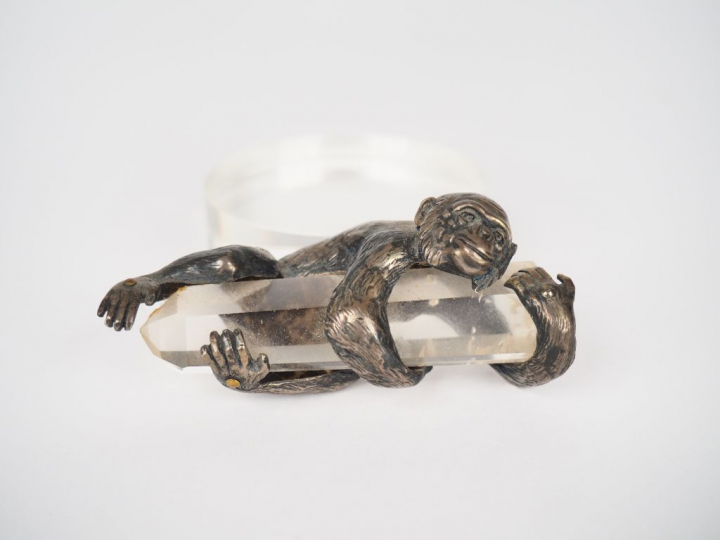 Pendentif en argent et crisral figurant un singe montant à un arbre.