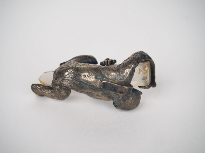 Pendentif en argent et crisral figurant un singe montant à un arbre.