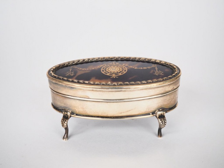 Petite boite anglaise en argent et écaille blonde. Dim. 9 x 4,5 cm